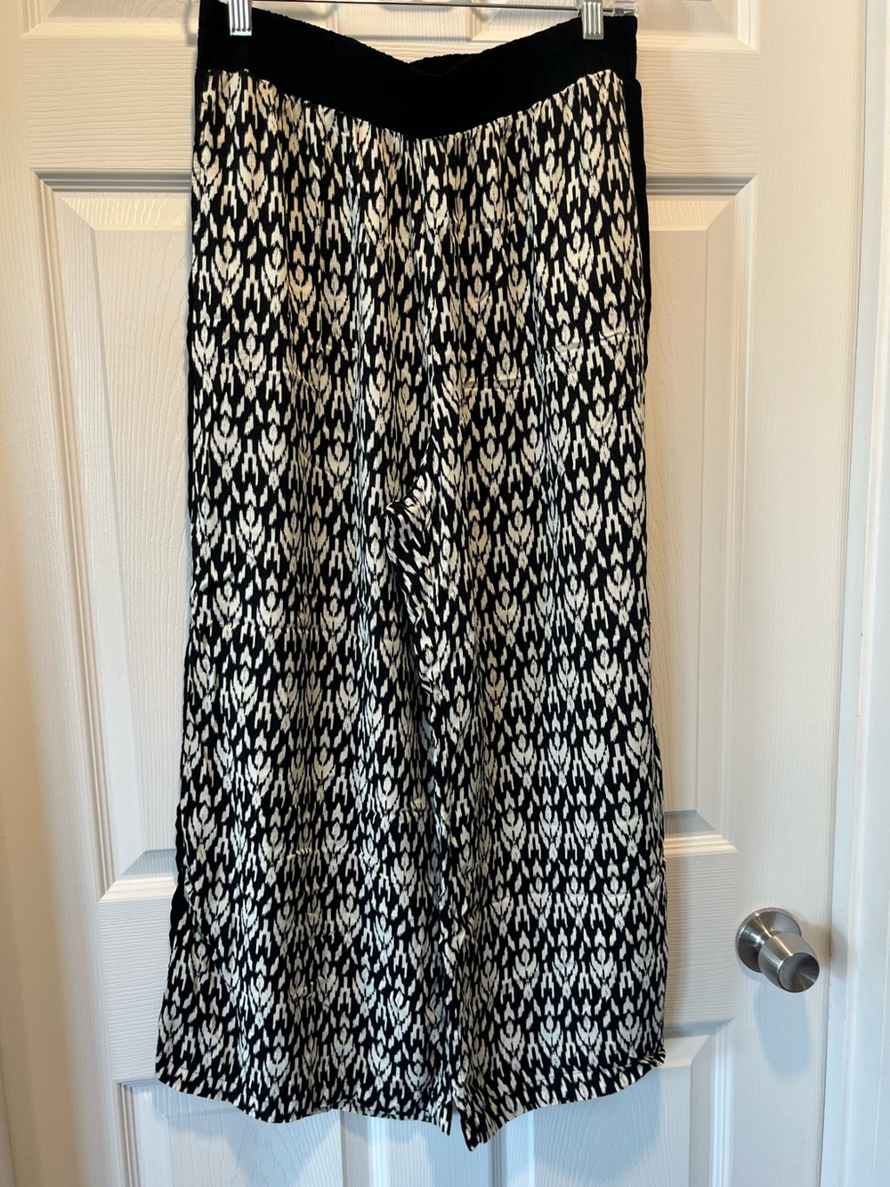 Matty M Wide Leg Pants 
Size: Medium 
Color: Black & White
